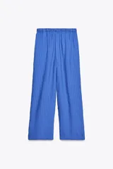 Pantalón de lyocell color azul con rayas verticales, tiro medio, cintura elástica ajustable con cordones y pierna ancha.