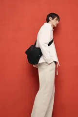 Pantalón color beige de popelina de algodón, corte ancho, con cintura elástica ajustable con cordón, bolsillos laterales y traseros.