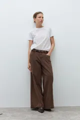 Remera blanca de manga corta con cuello redondo y frente de broderie calado.