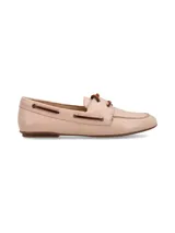 Mocasín náutico Natik de cuero color beige, con cordones marrones y suela marrón.