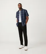 Camisa de manga corta con estampado de cuadros grid, corte comfort y cuello camisero.