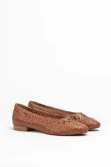 Zapato chata color marrón, completamente trenzado a mano en cuero vacuno.