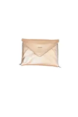 Cartera de fiesta tipo sobre color champagne rosado, elaborada en cuero de alta calidad con acabado metalizado. Cuenta con asa de cadeneta metálica y cierre de solapa con imán.