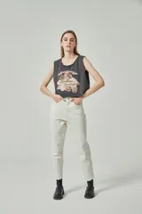 Musculosa gris con estampado de texto y dibujos en tonos marrones y blancos.