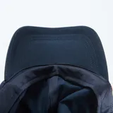 Gorra de béisbol azul marino, lisa, con visera curva y orificios de ventilación bordados.