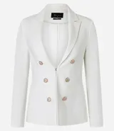 Blazer femenino color rojo, de corte estructurado, con cuello solapa, cierre frontal con botones dorados y bolsillos delanteros.