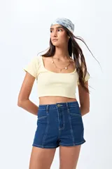 Top corto color amarillo, de mangas cortas y escote redondo.