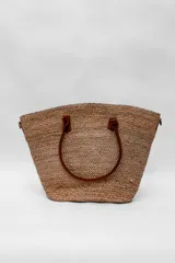 Bolso tipo shopper de yute color beige con asas de cuero marrón.