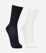 Kit de dos pares de medias de caña alta, una gris y otra negra, confeccionadas en viscosa certificada con fibra de bambú.