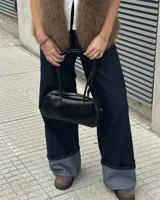 Cartera negra de cuero sintético con doble asa corta y cierre superior con cremallera.