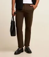 Pantalón de vestir color gris claro, de corte slim fit y largo cropped.