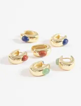 Set de aros metálicos dorados con forma de argolla y detalle de piedra en color azul, rojo y verde.