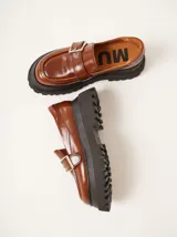 Mocasines marrones de cuero con hebilla dorada y plataforma track negra.