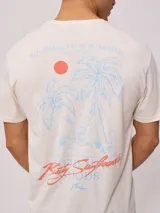 Remera verde con estampado en el frente y la espalda.