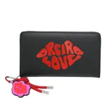 Billetera negra con cierre, estampado con el logo de la marca Las Oreiro en color rojo y llavero con el mismo logo.
