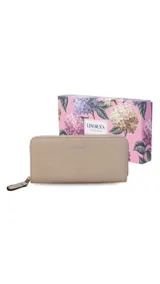 Billetera larga color beige de símil cuero, con cierre perimetral y bolsillo trasero con cierre.