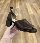 Sandalias negras de gamuza con pulsera al tobillo y taco cuadrado.