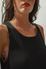 Vestido midi negro sin mangas, con cuello redondo y corte recto.