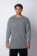 Buzo gris de tela waffle de algodón con teñido acid y corte oversize.