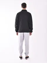 Campera negra de micropolar con cierre frontal y bolsillos laterales con cierre.