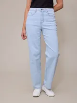 Pantalón de jean celeste de corte recto, con bolsillos delanteros y traseros.