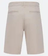 Bermuda masculina de sarga color rosado, con corte recto y bolsillos laterales.