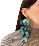 Aros colgantes con forma de cascada de pétalos rosados, con base dorada.