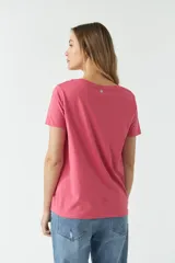 Remera básica negra de algodón con cuello redondo y mangas cortas.