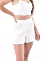 Short blanco de tiro alto con cintura elastizada y bolsillos laterales.