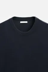 Camiseta azul marino de punto con mezcla de viscosa, corte regular fit, cuello redondo, manga corta y terminaciones en rib.