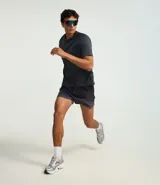 Bermuda deportiva de poliéster color gris oscuro, modelo running, con cintura elástica ajustable con cordón interno, bolsillo trasero con cierre y estampado degradado.