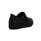 Zapato Comfortflex negro de cuero sintético, con cierre lateral y plataforma baja.