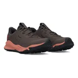 Championes de trail running Under Armour Charged Maven Trail, color marrón con detalles en naranja y negro. Diseñados para senderos, con capellada de malla transpirable, entresuela Charged Cushioning para amortiguación y suela de goma con tacos para tracción.