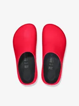 Zueco rojo de poliuretano con plantilla anatómica extraíble de corcho y látex.