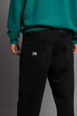 Pantalón de jean negro de corte recto.