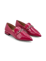 Zapato mocasín fucsia de cuero charol, con punta fina, suela plana y detalle de cadena metálica plateada en el empeine.