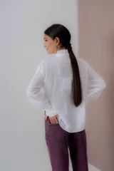 Camisa celeste de algodón con cuello mao y volados en el frente, cuello y puños.