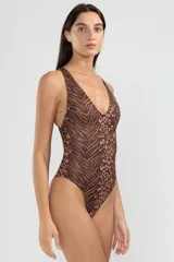 Malla enteriza marrón con estampado animal print de cebra y leopardo. Escote en V y espalda descubierta con tiras cruzadas unidas por un detalle metálico cuadrado.