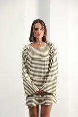 Vestido corto a rayas marrones y beige, de corte holgado y mangas acampanadas.