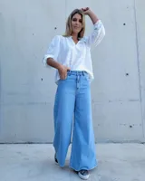 Jean wide leg desflecado en el ruedo, de denim 100% algodón, color azul claro.