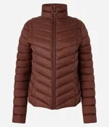 Campera puffer ultraligera color marrón, confeccionada en poliamida acolchada, con cuello alto y cierre por cremallera. Incluye bolsita con cordón.