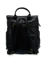 Mochila negra de cuero con cierre de llave, bolsillo frontal, bolsillos laterales, bolsillo interno y asas regulables.