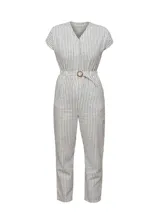 Mono largo de lino y algodón, color blanco con finas rayas verticales negras. Presenta escote en V, manga corta tipo murciélago, cintura elastizada marcada con cinturón de tela con hebilla redonda de madera, y pantalón de corte recto.