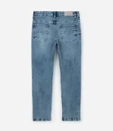 Pantalón de jeans slim celeste con lavado, tiro medio, bolsillos delanteros y traseros, y cierre con botón y cremallera.