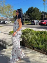 Falda larga de color blanco con estampado floral en tonos rosados y verdes.