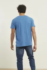Remera celeste de algodón con escote en V y logo de ancla en relieve.