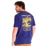 Remera azul de manga corta con cuello redondo y estampado amarillo en el pecho con el logo de Caterpillar.