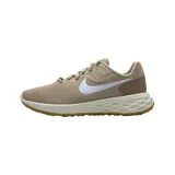 Zapatillas deportivas Nike Revolution 6 Next Nature color beige con logo blanco.
