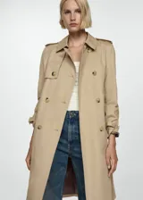 Trench coat negro con cuello de solapa, doble botonadura, trabillas en los puños, cinturón ajustable y abertura posterior en el bajo.