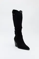 Bota texana de caña alta color negro, con punta fina, taco cuadrado y cierre lateral.